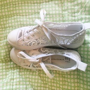 WHITE LACE SNEAKERS (size 6)